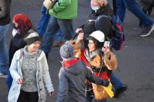 Bild Jacqueline Süßdorf mit Aluhut und Deutschland-Fahne auf einer Demonstration gegen eine Impfpflicht am 09.01.2022.